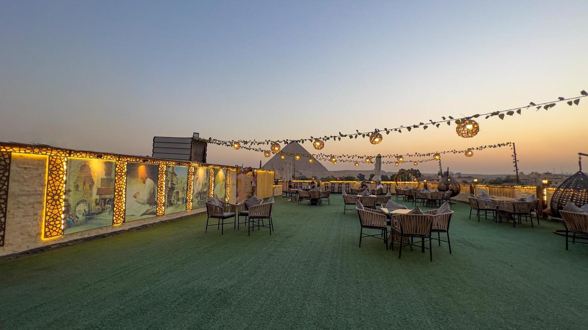 Couette-café Master Pyramids Al Kawm al Akhdar