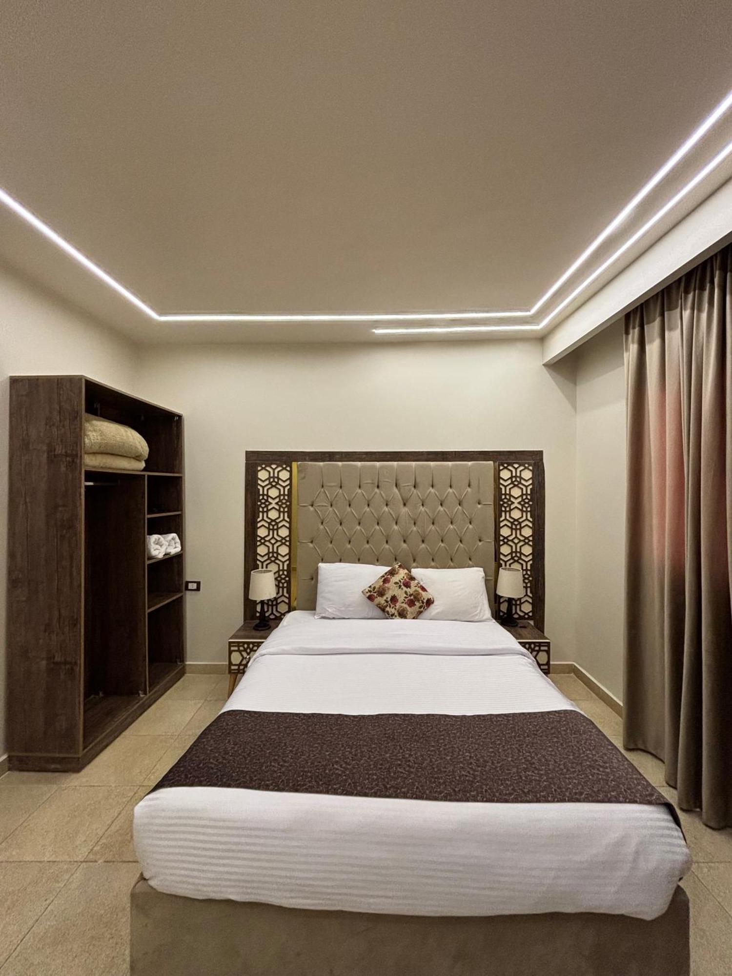 Bed & Breakfast Master Pyramids